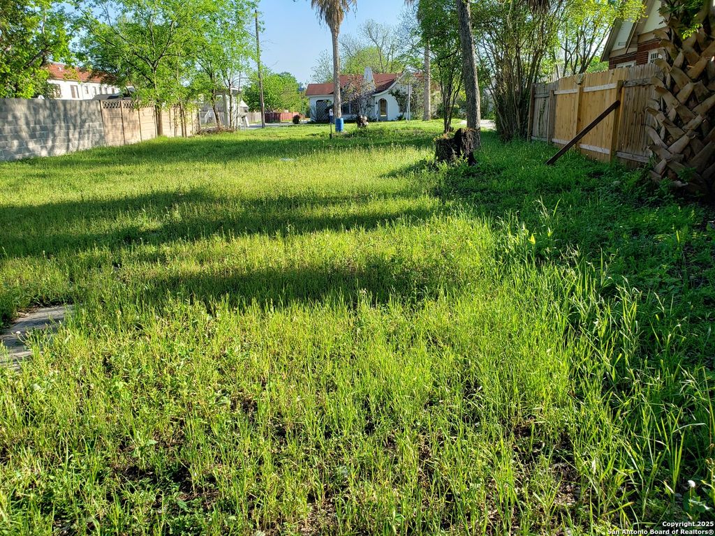 Photo of 1701 W Summit Ave, San Antonio, TX 78201 (MLS # 1930113)