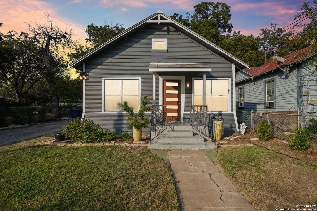 Photo of 1027 poplar, San Antonio, TX 78212 (MLS # 1918191)