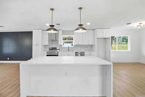 101 Twinleaf Castle Hills TX 78213