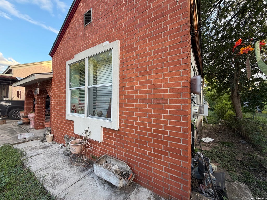 Photo of 810 Dawson St, San Antonio, TX 78202 (MLS # 2023907)