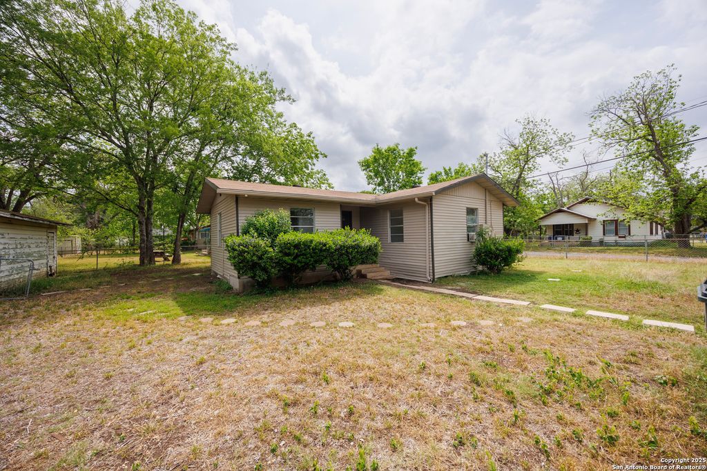 Photo of 411 Legette, Seguin, TX 78155 (MLS # 1918447)