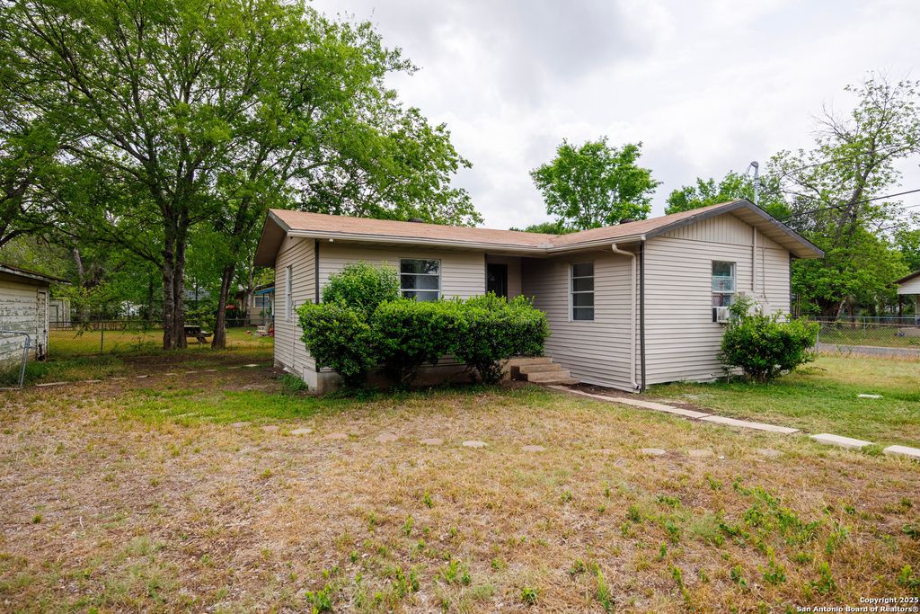 Photo of 411 Legette, Seguin, TX 78155 (MLS # 1918447)