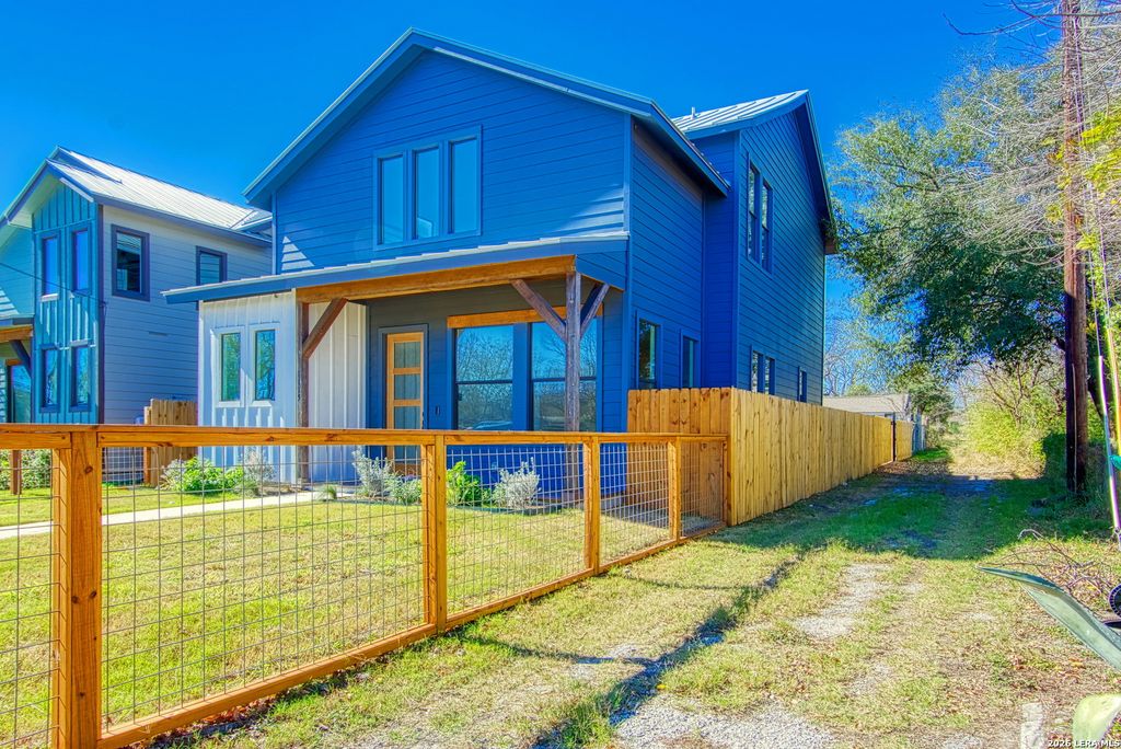 Photo of 1115 N Palmetto, San Antonio, TX 78202 (MLS # 1935617)