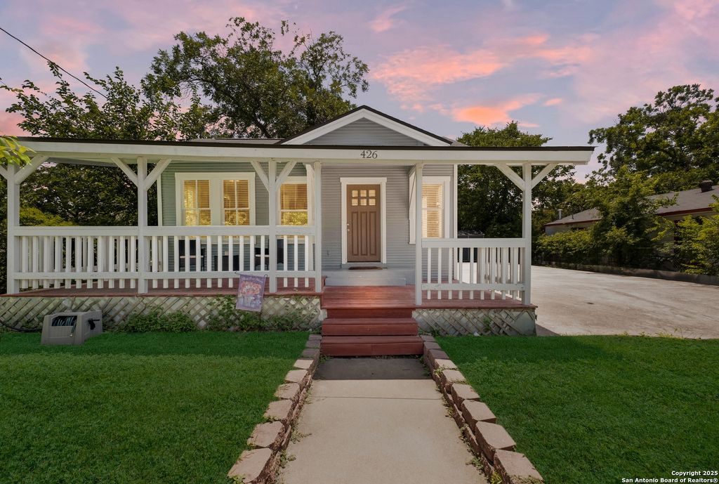 Photo of 426 N Monumental St, San Antonio, TX 78202 (MLS # 1947691)