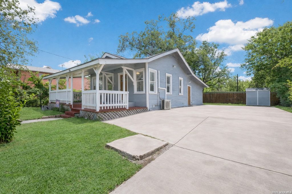 Photo of 426 N Monumental St, San Antonio, TX 78202 (MLS # 1947691)