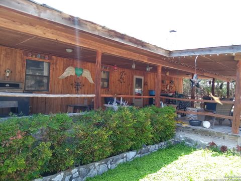 902 Mariposa Ave ConCan TX 78838