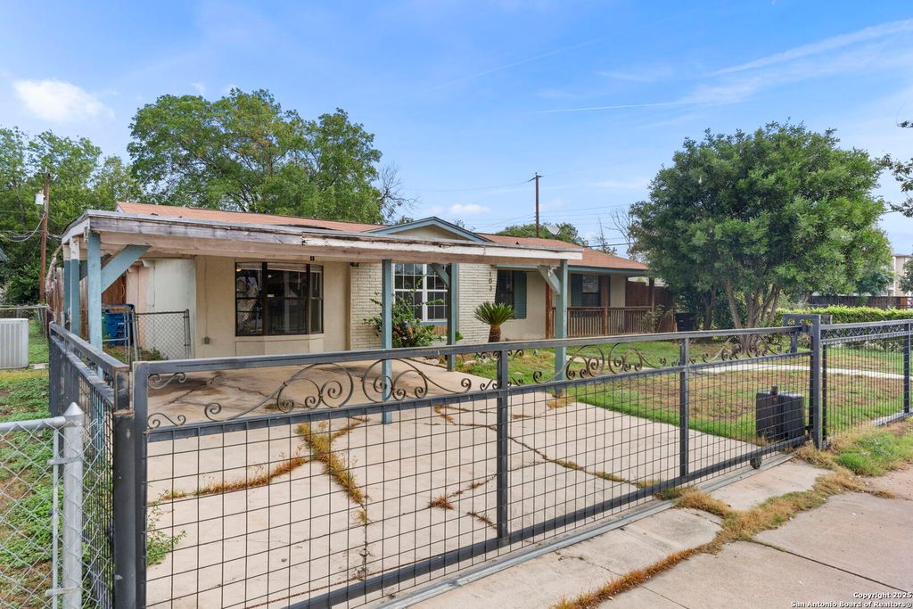 Photo of 103 Carmen Pl, San Antonio, TX 78207 (MLS # 1906805)