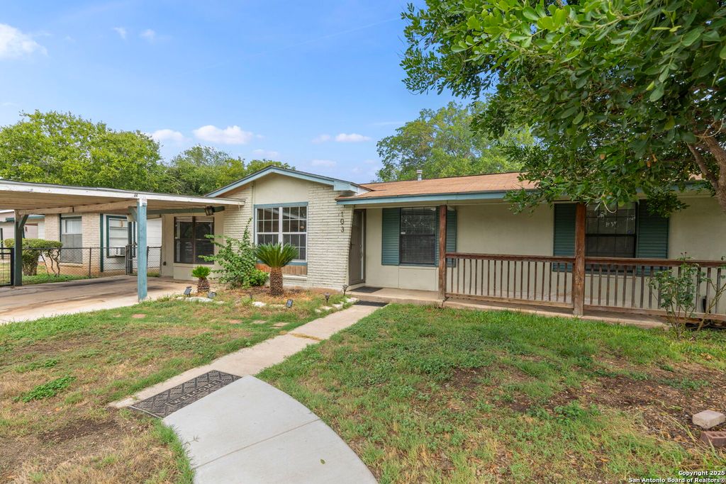 Photo of 103 Carmen Pl, San Antonio, TX 78207 (MLS # 1906805)