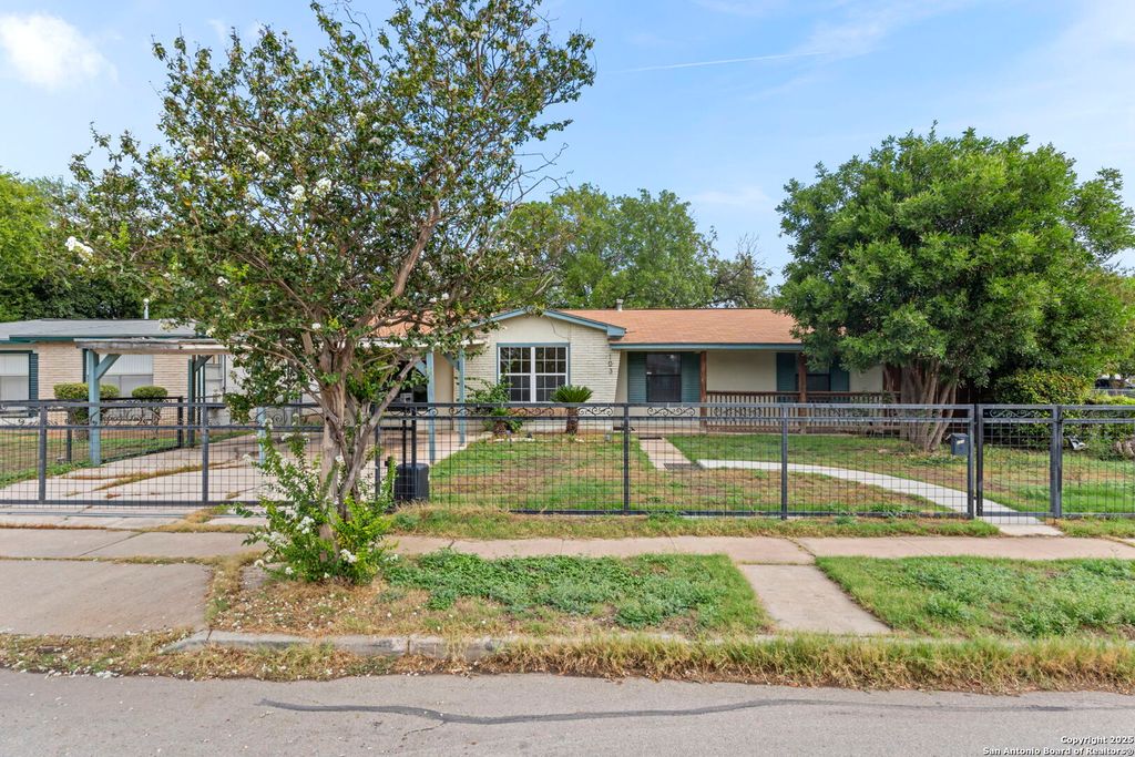 Photo of 103 Carmen Pl, San Antonio, TX 78207 (MLS # 1906805)