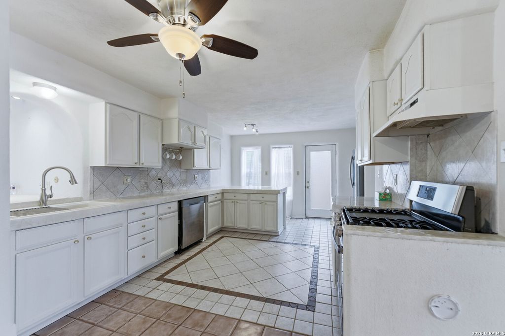 Photo of 1221 ENCINO DR, Pleasanton, TX 78064 (MLS # 1968994)