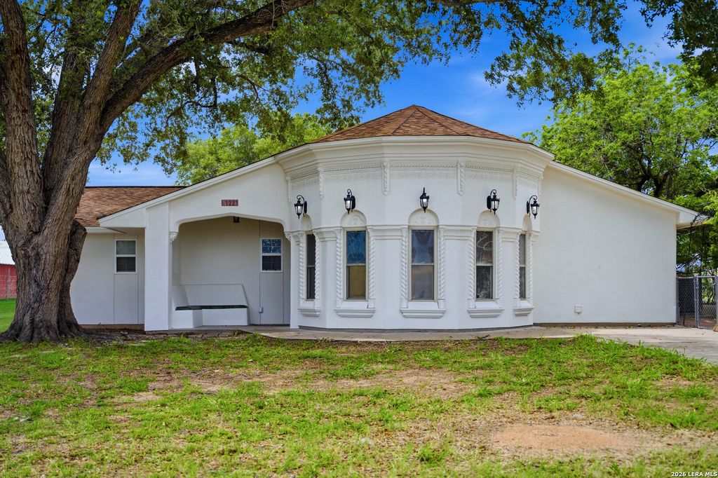 Photo of 1221 ENCINO DR, Pleasanton, TX 78064 (MLS # 1968994)