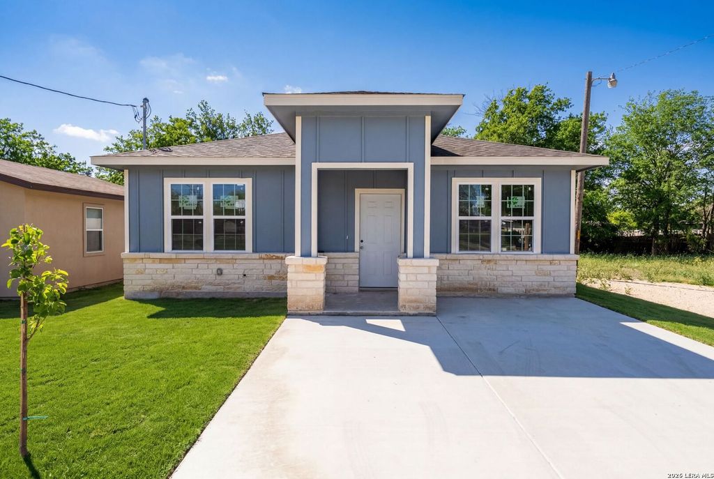 Photo of 717 Avenue C, Seguin, TX 78155 (MLS # 1952068)