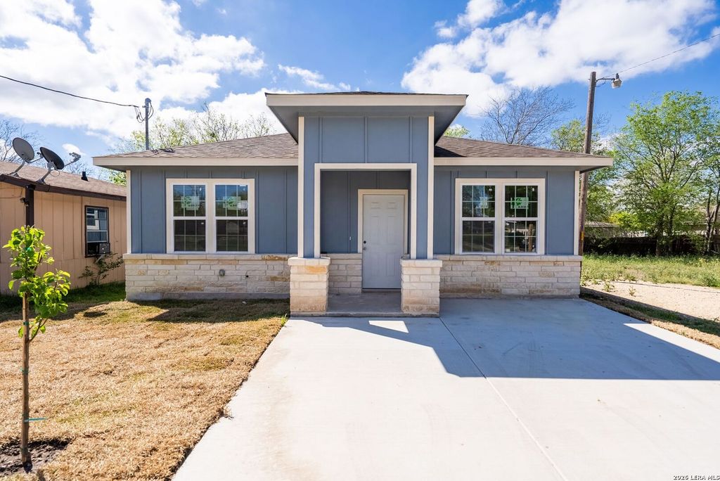 Photo of 717 Avenue C, Seguin, TX 78155 (MLS # 1952068)