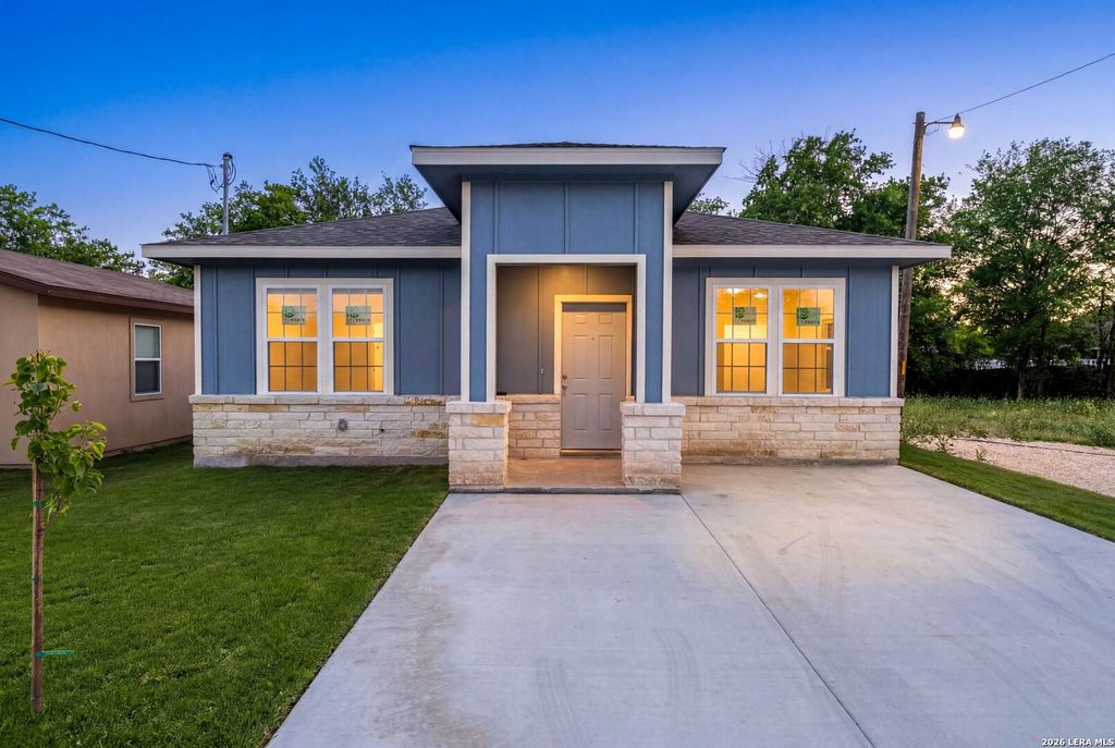 Photo of 717 Avenue C, Seguin, TX 78155 (MLS # 1952068)