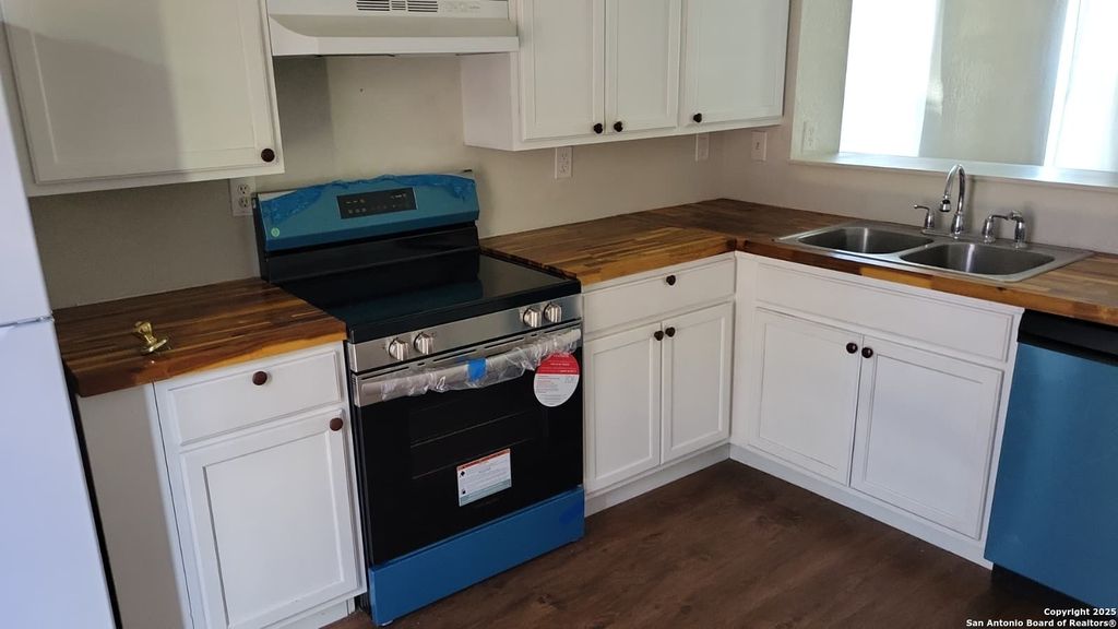 Photo of 10155 Sundrop Pass, San Antonio, TX 78245 (MLS # 1908757)