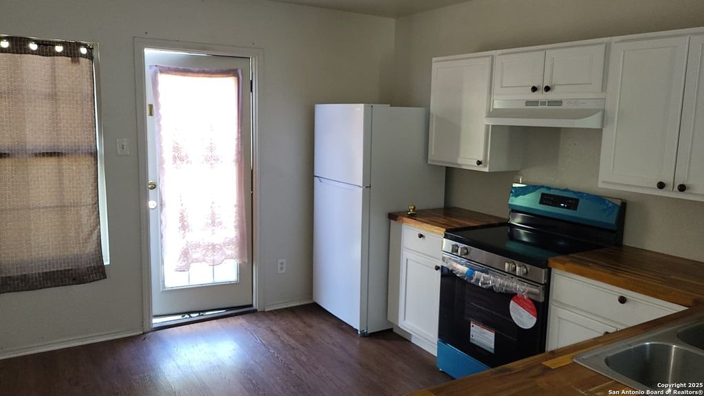 Photo of 10155 Sundrop Pass, San Antonio, TX 78245 (MLS # 1908757)