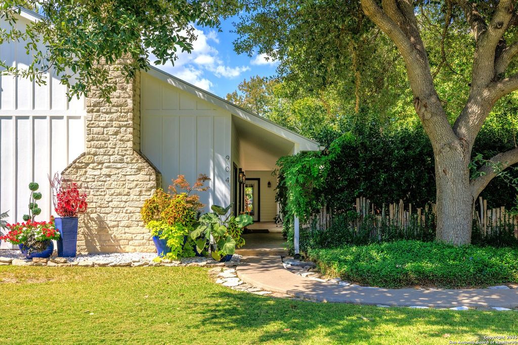 Photo of 904 N Lincoln, Fredericksburg, TX 78624 (MLS # 1916308)