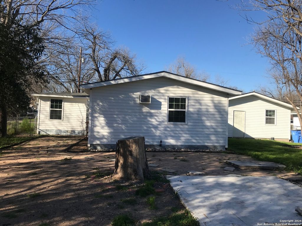 Photo of 613 E Ireland St, Seguin, TX 78155 (MLS # 1925291)