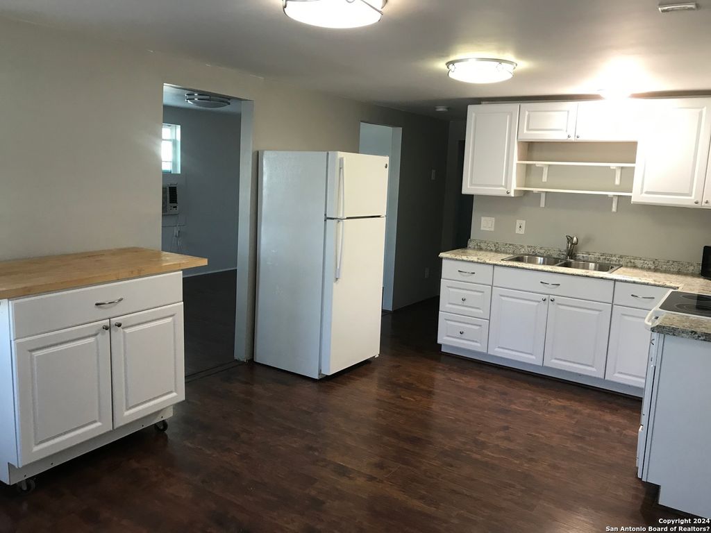 Photo of 613 E Ireland St, Seguin, TX 78155 (MLS # 1925291)