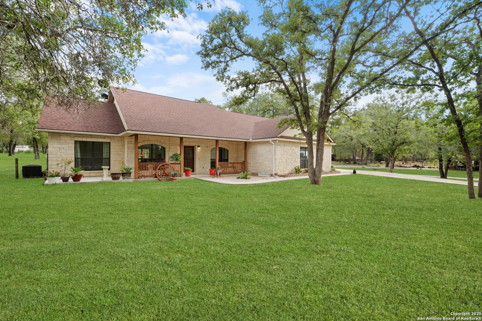 205 Oak Hollow Dr