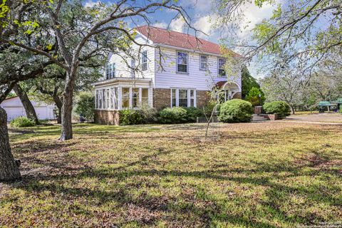 1002 E Gonzales Yoakum TX 77995