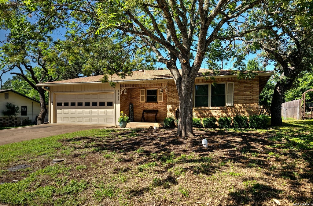 Photo of 1117 Lake Dr, Kerrville, TX 78028 (MLS # 1972452)