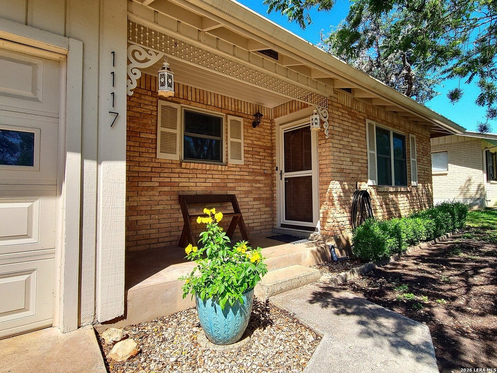 Photo of 1117 Lake Dr, Kerrville, TX 78028 (MLS # 1972452)