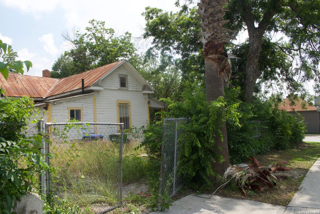 Photo of 601 N Chupaderas, San Antonio, TX 78207 (MLS # 1973361)