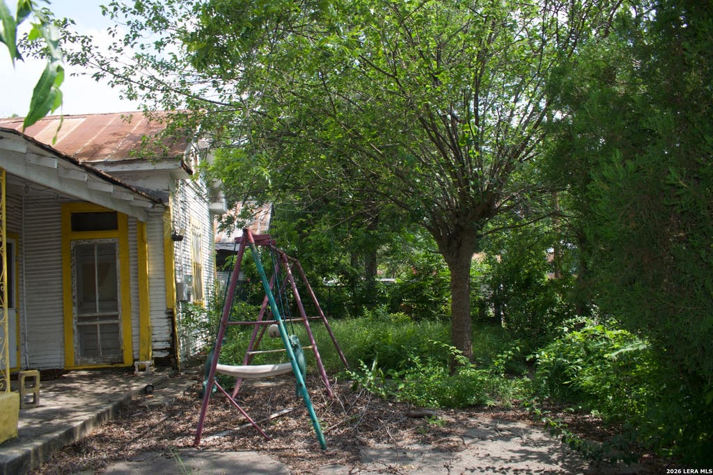 Photo of 601 N Chupaderas, San Antonio, TX 78207 (MLS # 1973361)