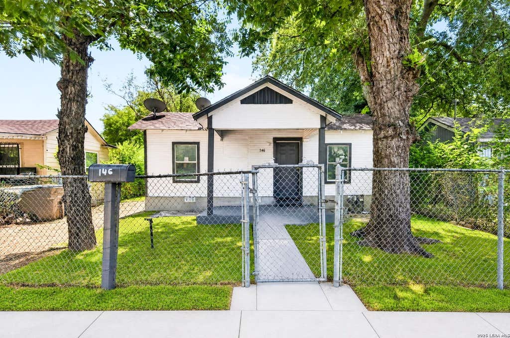 Photo of 146 W Zavalla, San Antonio, TX 78204 (MLS # 2008475)
