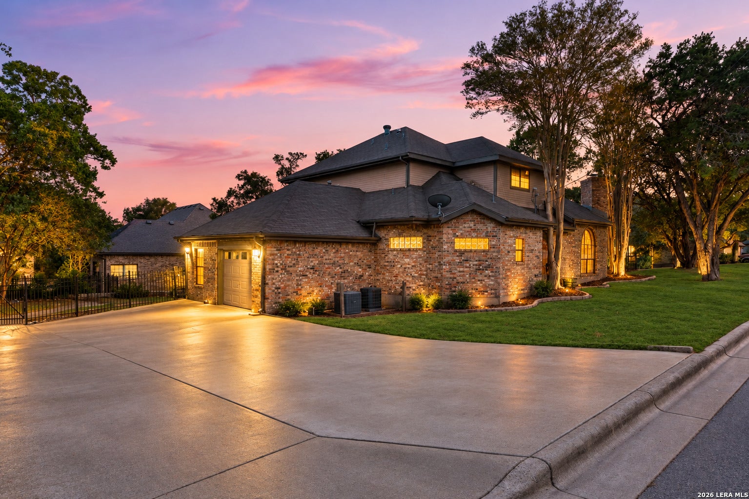 886 MISSION HILLS DR