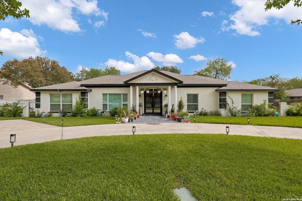 Photo of 109 CHATTINGTON CT, Castle Hills, TX 78213 (MLS # 1973777)