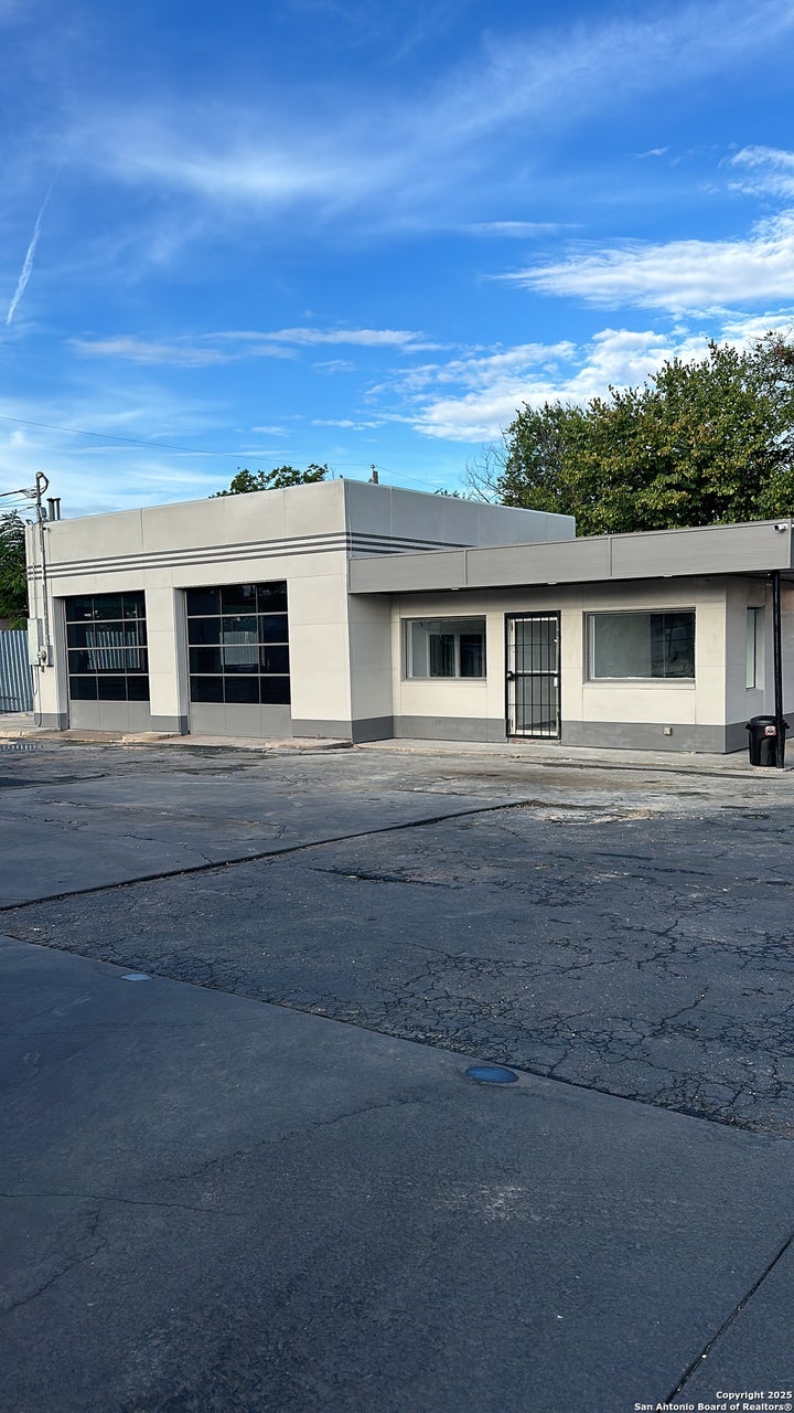 Photo 1 of 8 — 1704 West Ave, San Antonio, TX 78201