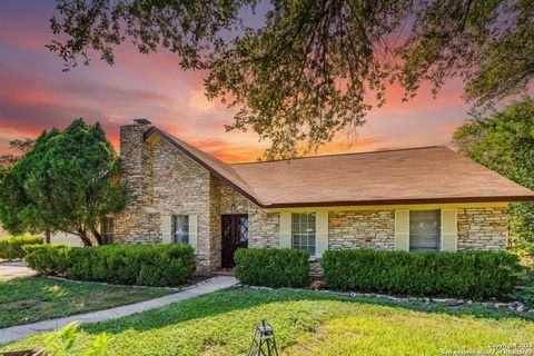 425 Golfcrest Windcrest TX 78239