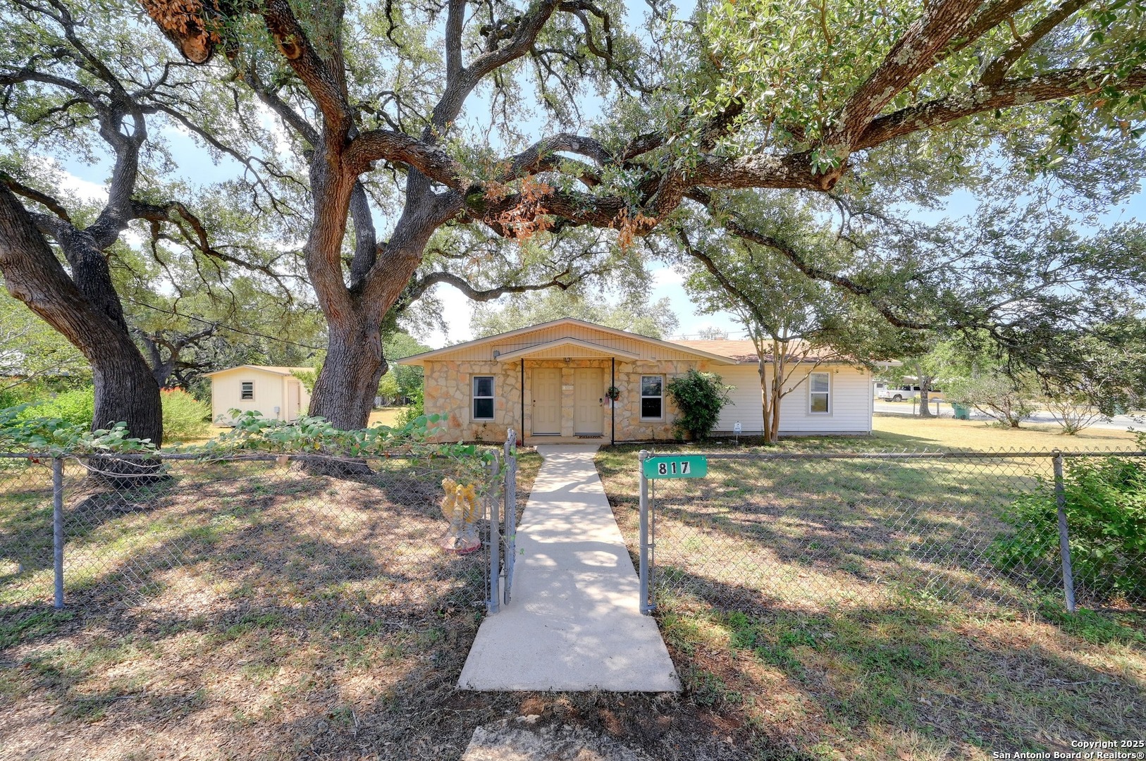817 (NW 1/4) 9th Street