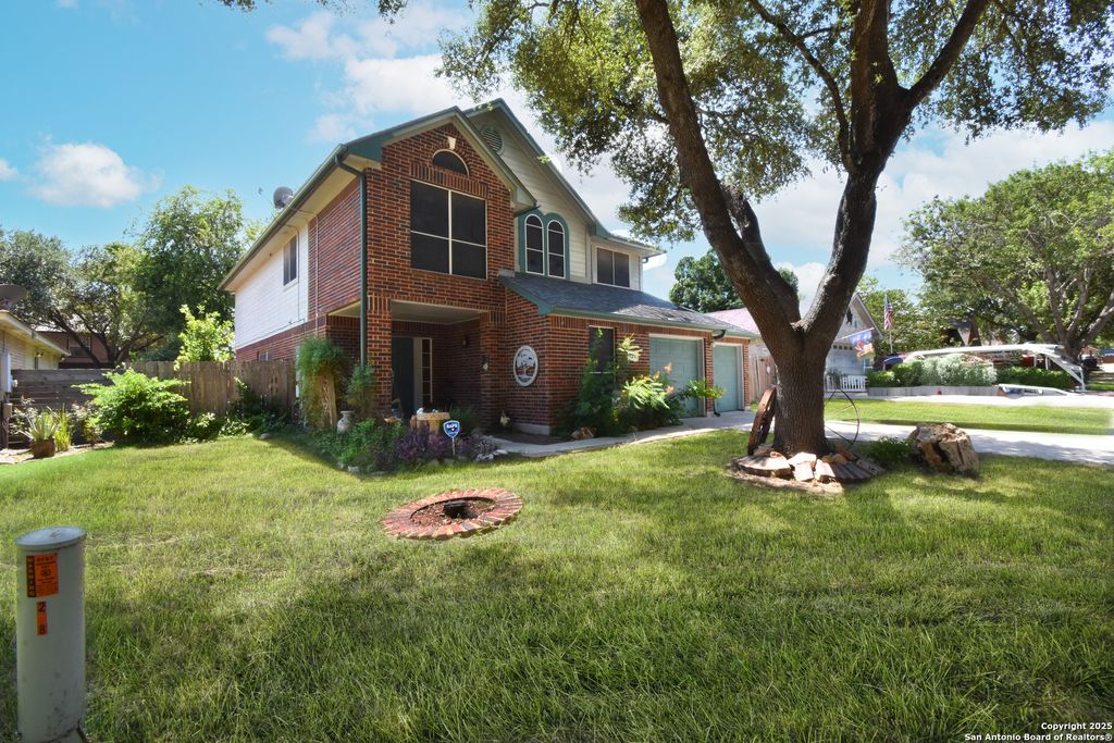 Photo of 222 Tapwood Ln, Cibolo, TX 78108 (MLS # 1910986)