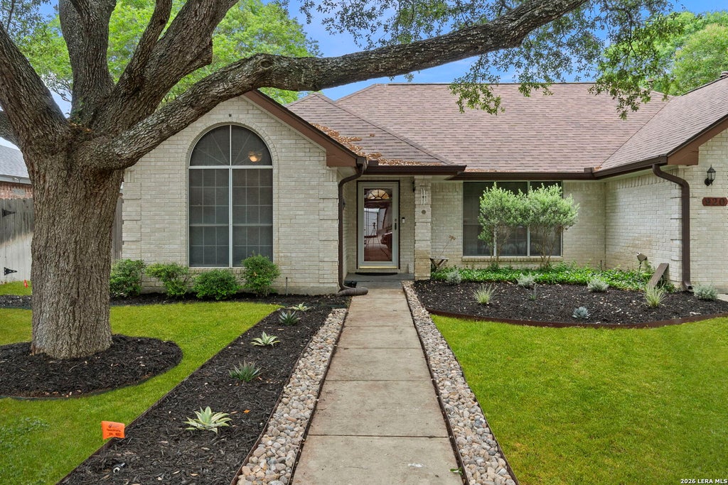 Photo of 920 Queens Dr, New Braunfels, TX 78130 (MLS # 1966598)