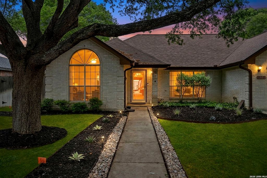 Photo of 920 Queens Dr, New Braunfels, TX 78130 (MLS # 1966598)