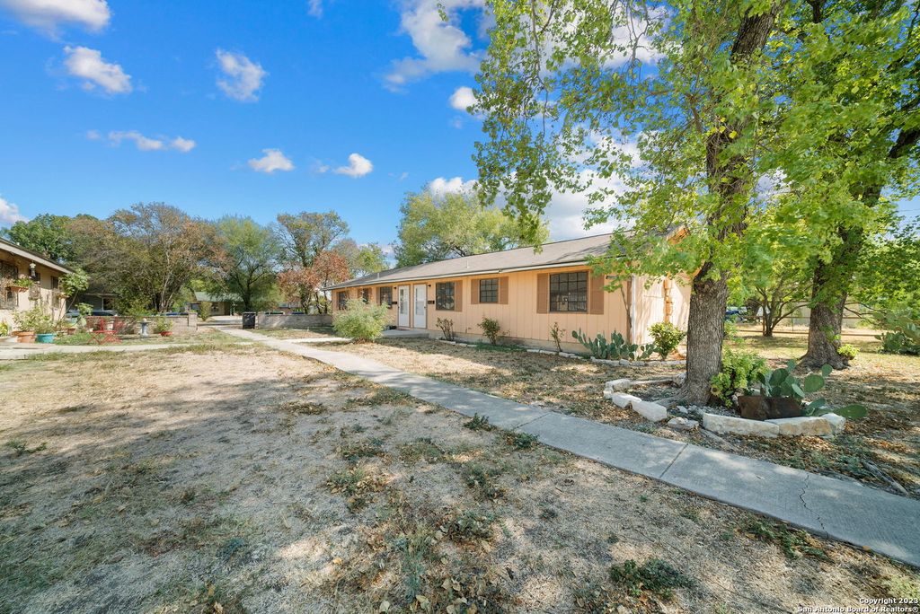 Photo of 206 Bexar Dr, San Antonio, TX 78228 (MLS # 1956920)