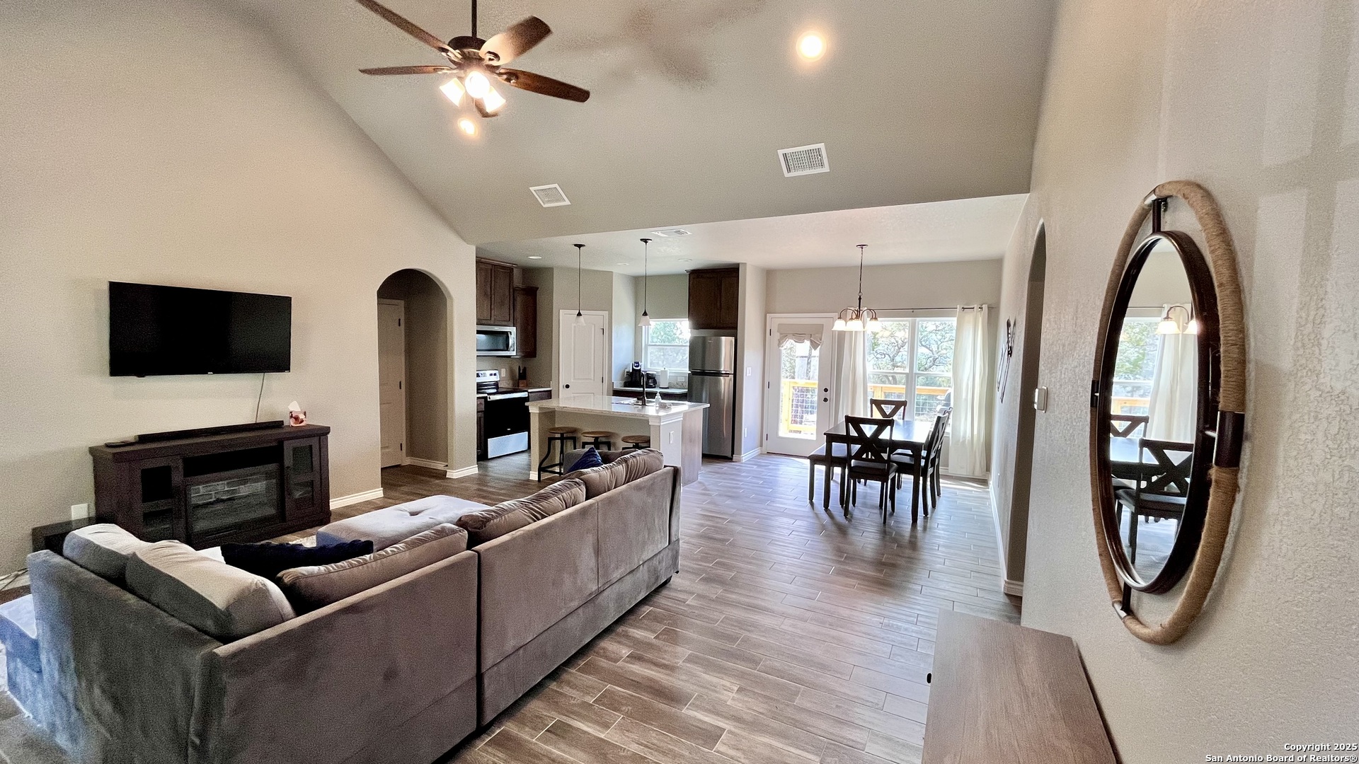946 Cypress Dr