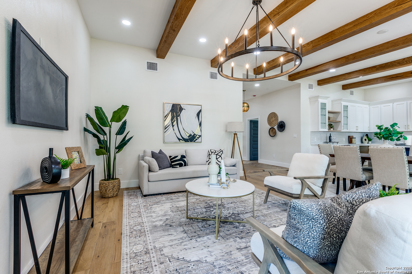 205 E Rische