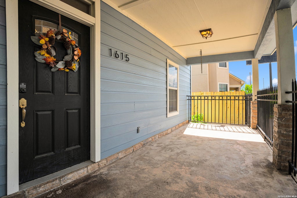 Photo of 1615 W Commerce St, San Antonio, TX 78207 (MLS # 2019186)