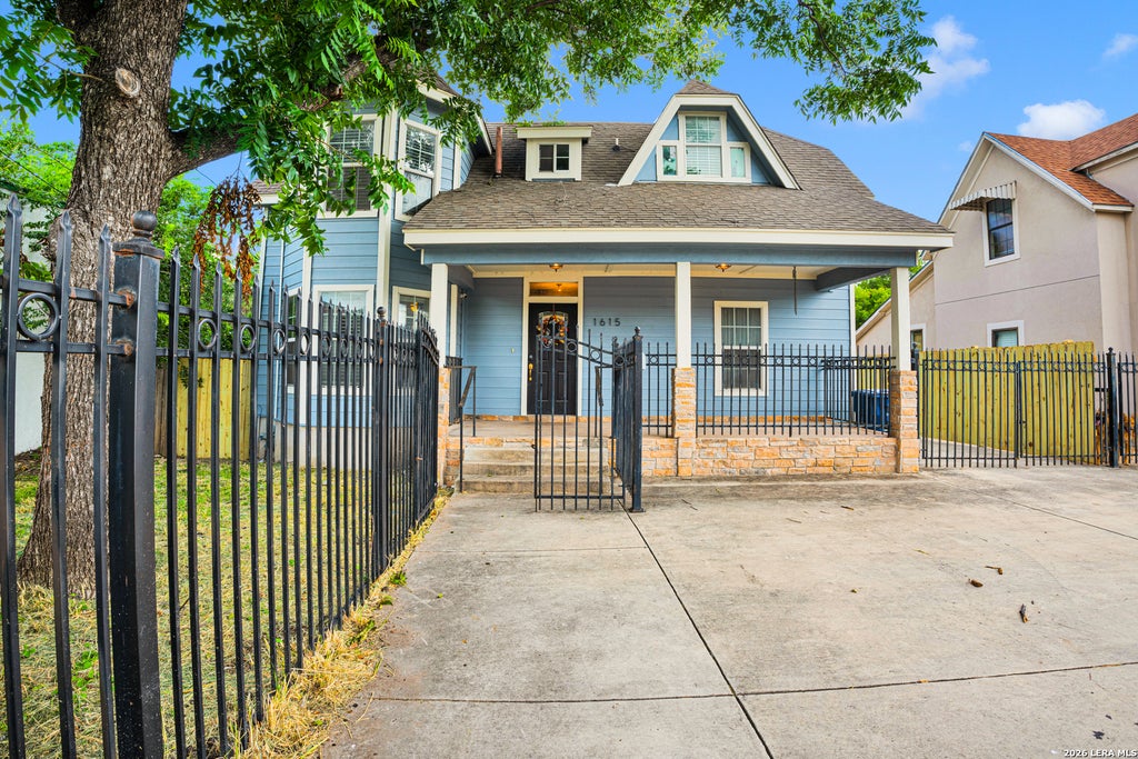 Photo of 1615 W Commerce St, San Antonio, TX 78207 (MLS # 2019186)