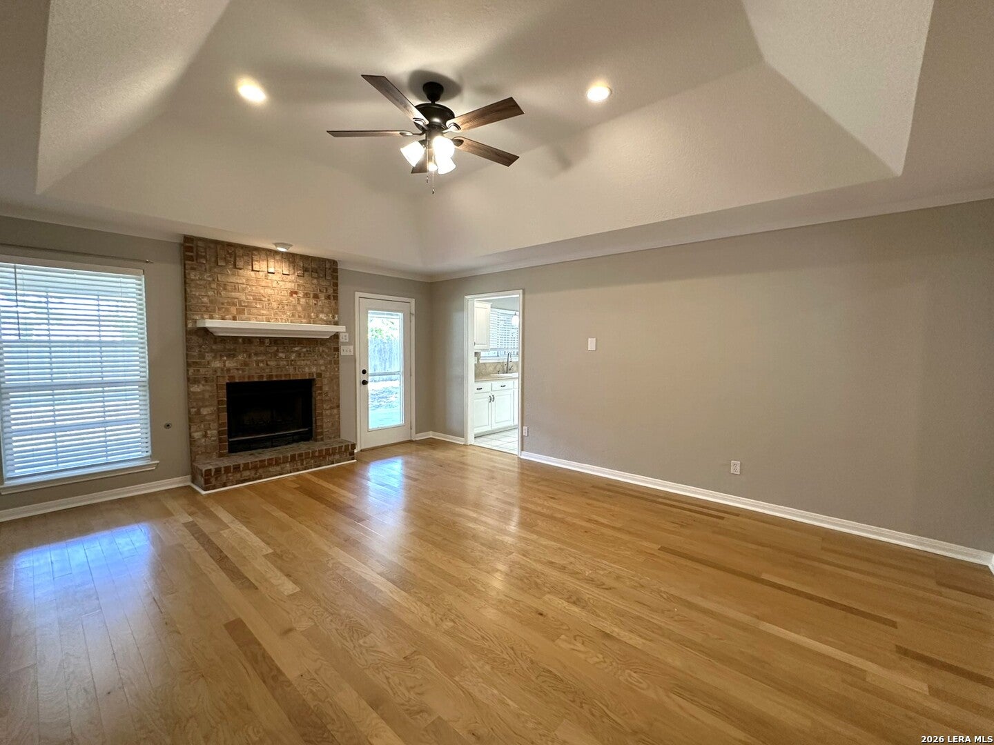 909 QUEENS DR