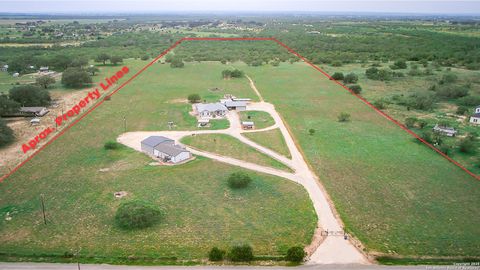 1185 County Road 7718 Devine TX 78016