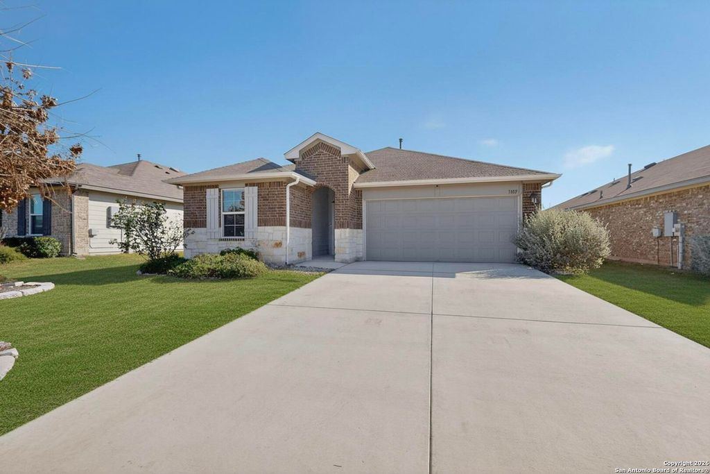 Photo of 1405 Parkwood, Seguin, TX 78155 (MLS # 1934773)