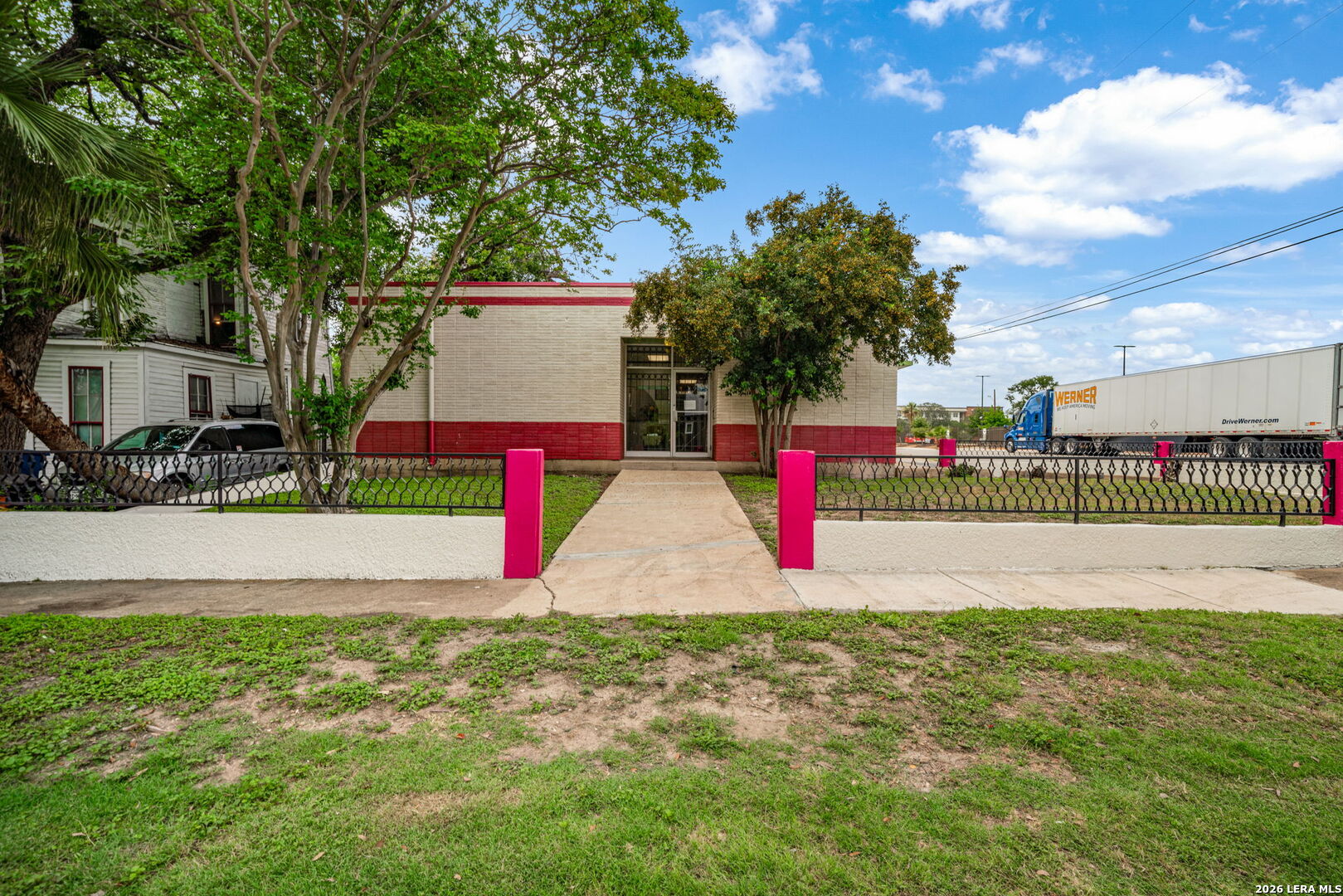 201 W Poplar