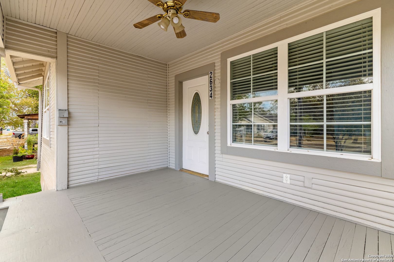2634 E Houston