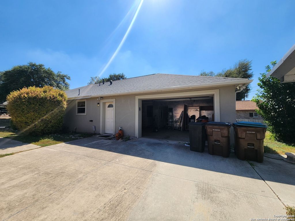 Photo of 7535 Linkside, San Antonio, TX 78240 (MLS # 1915170)