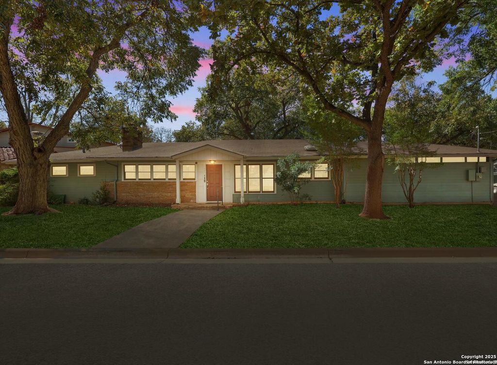 Photo of 985 Allen Avenue, New Braunfels, TX 78130 (MLS # 1922588)